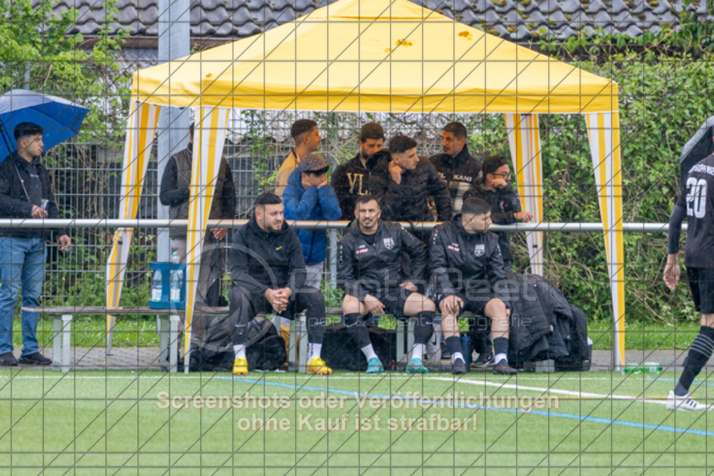 20250504_150831_0133 | #,SSV Göppingen (schwarz) vs. TSV Wäschenbeuren (grün), Fussball, Kreisliga A3 - Bezirk Neckar/Fils, 25. Spieltag, Saison 2024/2025, Kunstrasensportplatz Nord, Hohenstaufenstr. 123, 73033 Göppingen, 04.05.2025 - 15:00 Uhr,Foto: PhotoPeet-Sportfotografie/Peter Harich