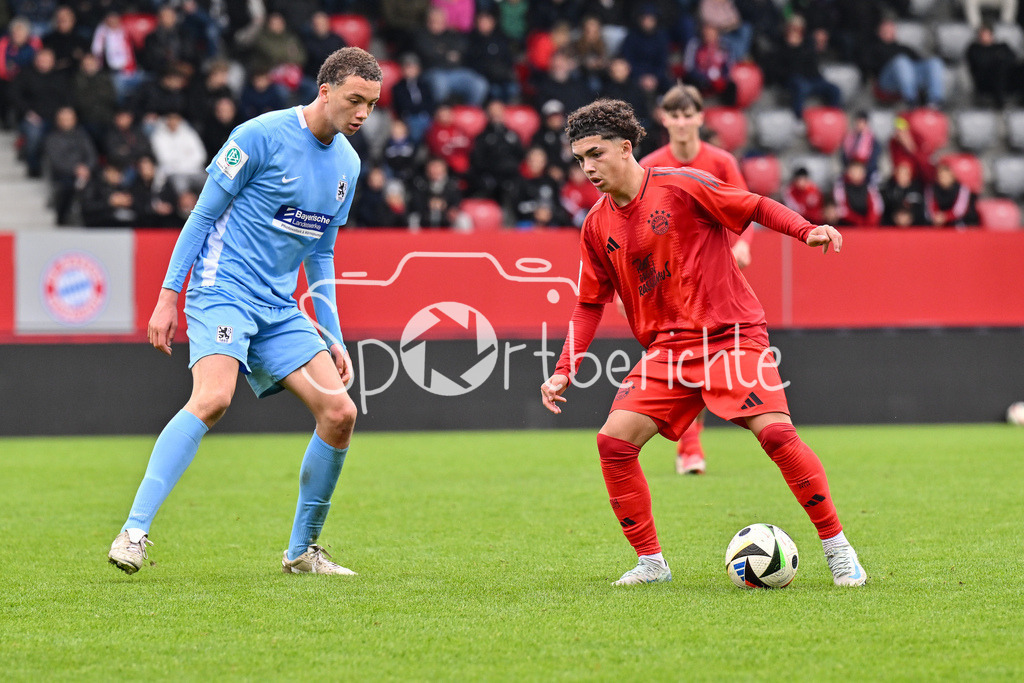 FC Bayern München U19 - TSV 1860 München U19 | im Duell Samuel ALTHAUS (TSV 1860 Muenchen U19 #6) und Jussef NASRAWE (FCB #10) / zweikampf / U19 DFB Nachwuchsliga: FC Bayern Muenchen U19 - TSV 1860 Muenchen U19, FC Bayern Campus am 02.11.2024