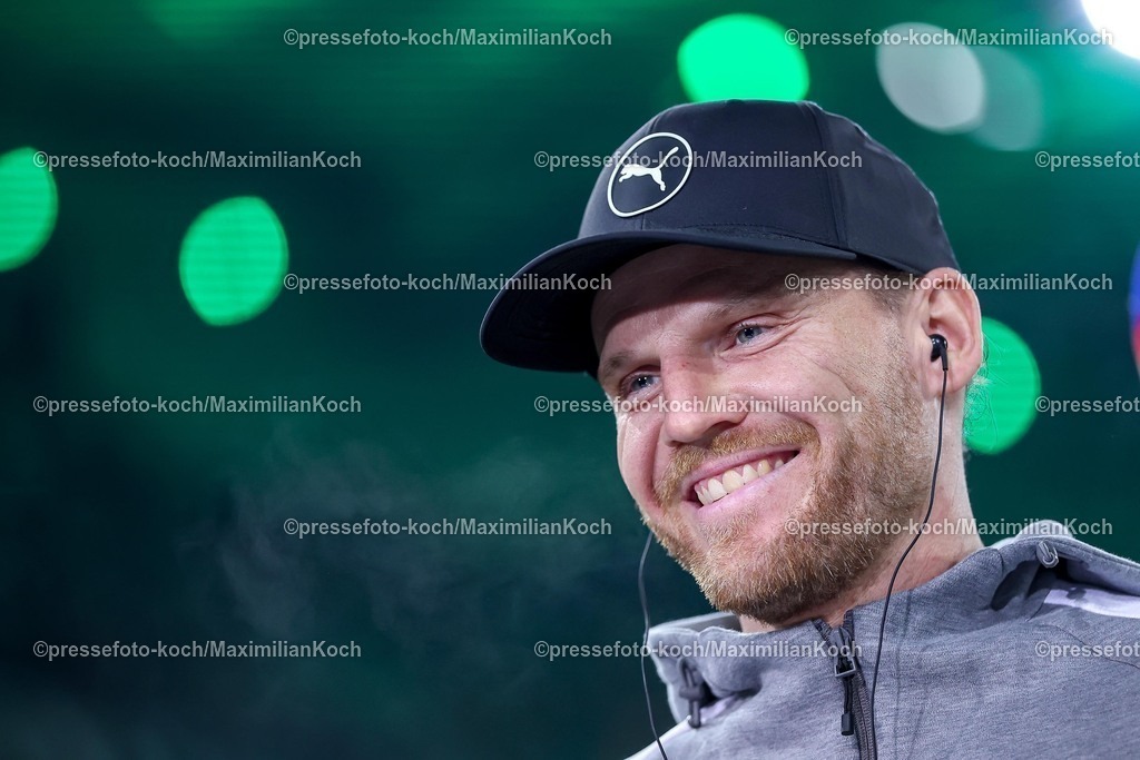 BMG28112501007 | 28.11.2025, Fußball, Borussia Mönchengladbach - RB Leipzig, 1. Fußball Bundesliga, 12.Spieltag, Borussia-Park, Saison 2025 2026: Cheftrainer Eugen Polanski (Borussia Mönchengladbach) DFB regulations prohibit any use of photographs as image sequences and or quasi-video.