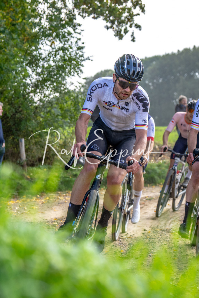 Ralf Eppink Photography 20251012_DSC04491 | Sportfotografie, Eventfotografie, Porträtfotografie, Radsport Fotograf, Triathlon Fotograf, Düsseldorf Fotograf, Köln Fotograf, Actionfotografie, Teamfotografie, Peoplefotografie, Business Portraits, Veranstaltungsfotografie, Reportagefotografie - Realisiert mit Pictrs.com