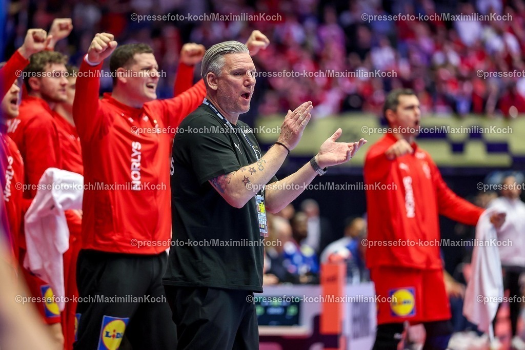 EHF22012603088 | 22.01.2026, Handball, Men's EHF EURO 2026, Frankreich - Dänemark, Jyske Bank Boxen in Herning, Dänemark, Main Round:  Headcoach Nikolaj Jacobsen (Denmark #hc) gestikulierend am Spielfeldrand  