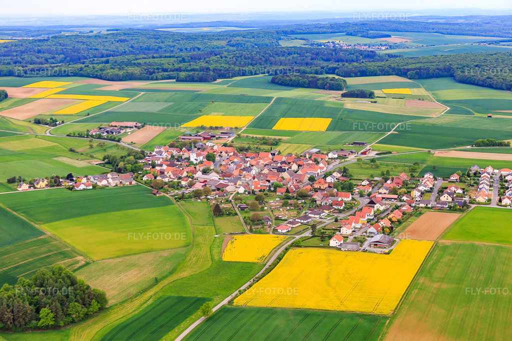 Luftbild: Ortsansicht von Osten im Ortsteil Ebertshausen in Üchtelhausen im Bundesland Bayern in Deutschland. Foto: IMG_079087.jpg vom 15.05.2015 durch Werner Riehm/FLY-FOTO.de