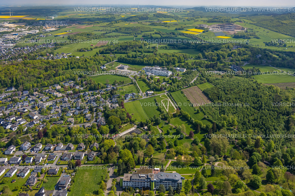 Brilon240503445 | Luftbild, Städtisches Krankenhaus Maria-Hilf Brilon Allgemeinkrankenhaus Klinik mit Hubschrauberlandeplatz, Kurpark mit Hotel am Kurpark Panoramahotel, oben der Steinbruch Brilon, Fernsicht mit Wiesen und Feldern, Brilon, Sauerland, Nordrhein-Westfalen, Deutschland