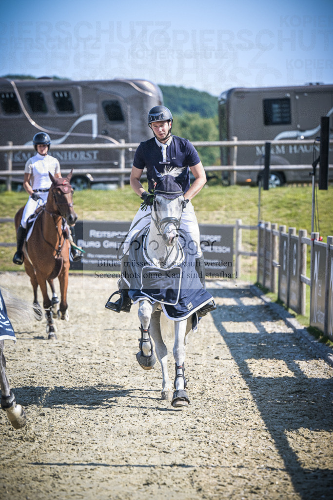 DOS_0103 | Entdecke hochwertige Reitturnierfotos von Foto Oger. Professionell, emotional und authentisch – jetzt Lieblingsmomente im Shop bestellen.Deutschlandweite Turnierfotografie. - Realisiert mit Pictrs.com
