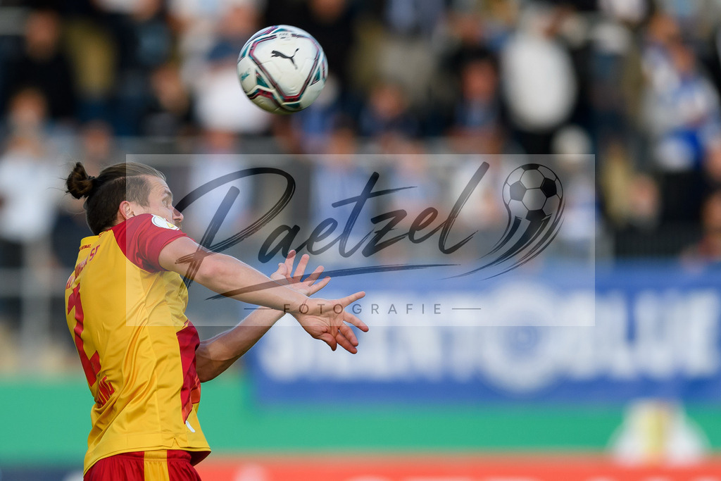 LOTKSC20210809_236 | Fussball, Herren: Sebastian Jung (Karlsruher SC) in Aktion, am Ball, Einzelaktion beim Spiel der 1. Runde im DFB-Pokal zwischen SF Lotte und Karlsruher SC im Stadion am Lotter Kreuz am 09.08.2021 in Lotte, Deutschland.DFB / DFL REGULATIONS PROHIBIT ANY USE OF PHOTOGRAPHS AS IMAGE SEQUENCES AND/OR QUASI-VIDEO. - Realisiert mit Pictrs.com