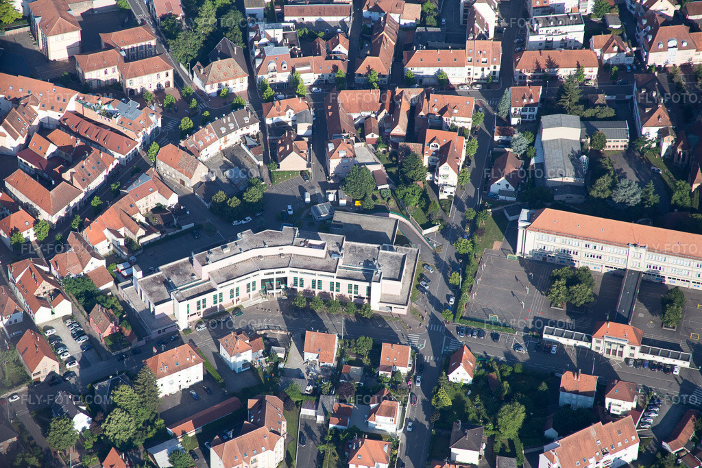 Aerial view: Palascak Robert administrative building and office complex in Haguenau in Hagenau in the state Bas-Rhin, France. – Photo: IMG_082946.jpg taken on 06/26/2015 by Werner Riehm/FLY-FOTO.com – Resolution of the original: 4934 x 3289 px