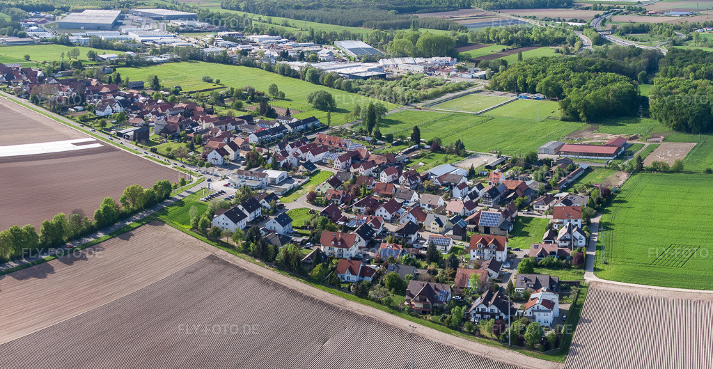 Luftbild: Steinweilerer Straße x Brehmstr im Ortsteil Minderslachen in Kandel im Bundesland Rheinland-Pfalz in Deutschland. Foto: IMG_49933-Bearbeitet.jpg vom 01.05.2012 durch Werner Riehm/FLY-FOTO.deAuflösung des Originals: 6313 x 3270 px