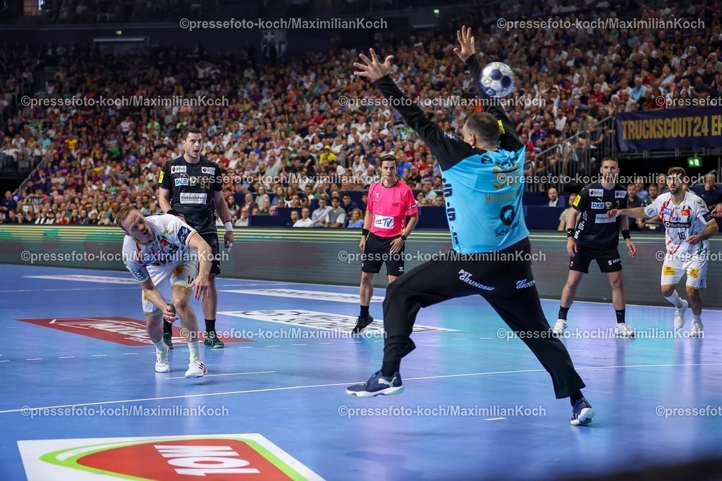 KoeEHF15062502025 | 15.06.2025, Handball, Finale TruckScout24 EHF FINAL4, LANXESS arena Köln, Füchse Berlin - SC Magdeburg: Omar Ingi Magnusson (Magdeburg #14) wirft auf das Tor von Torwart Dejan Milosavljev  (Fuechse Berlin #96) 