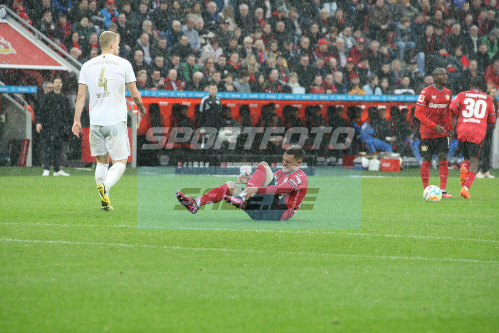 Bayer 04 Leverkusen - FC Bayern München | Florian Wirtz am Boden - © Sportfoto-Sale (MK) - Realisiert mit Pictrs.com