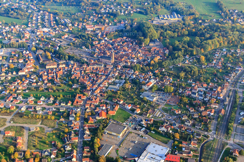 Vue aérienne: Centre-ville avec Église Saint-Michel de Reichshoffen à Reichshoffen dans le département Bas Rhin, France – .Photo: IMG_54174.jpg prise le 21/10/2012 par Werner Riehm/FLY-FOTO.eu – Résolution de l'original: 4619 x 3079 px