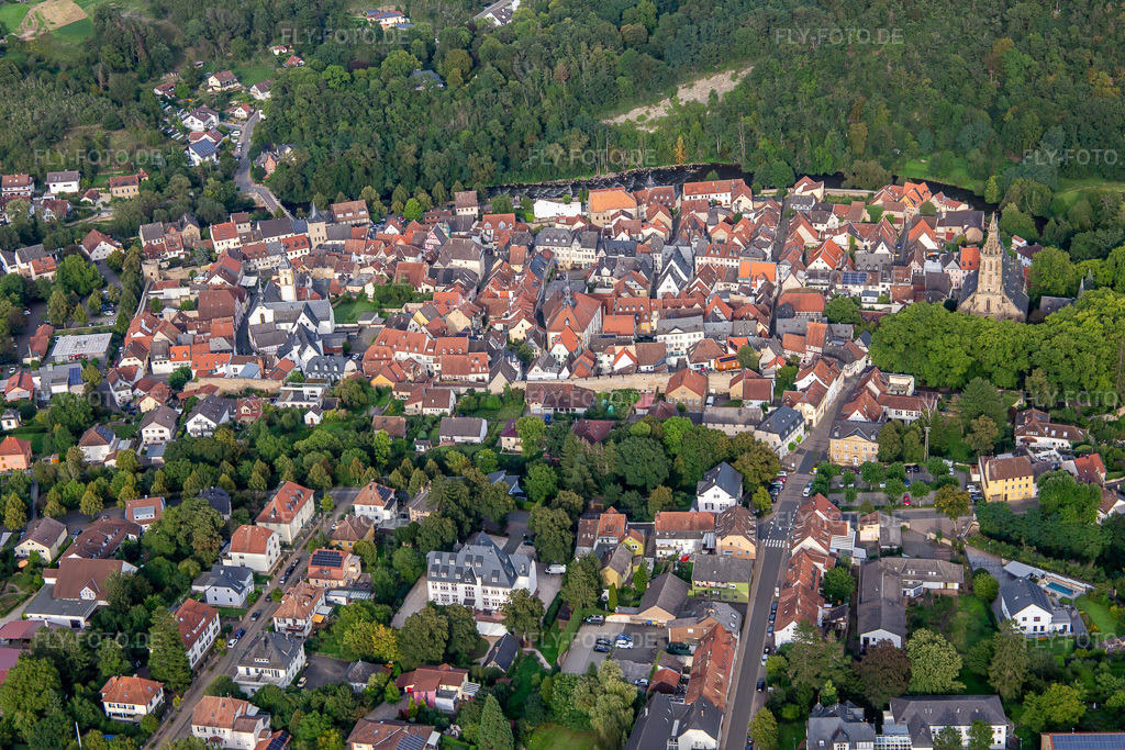 Luftbild: Historische Altstadt von Westen in Meisenheim im Bundesland Rheinland-Pfalz in Deutschland. Foto: IMG_138127.jpg vom 03.09.2023 durch Werner Riehm/FLY-FOTO.de
