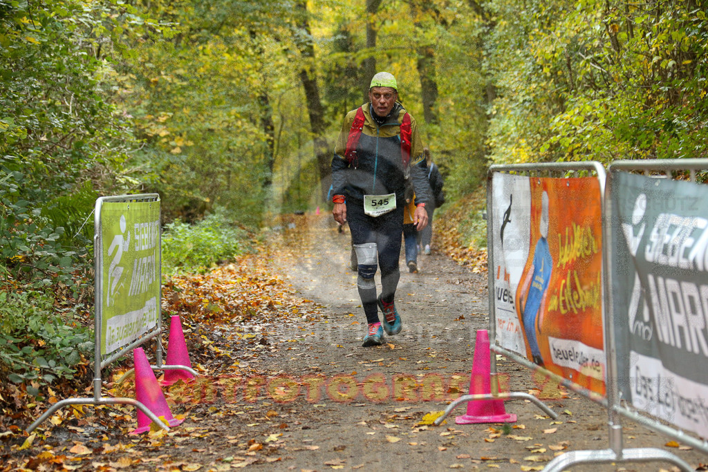 251026_1356_EX1_4049 | Sportfotografie im Rhein-Sieg Kreis, Köln, Bonn, NRW, Rheinland Pfalz, Hessen, etc. Unser Tätigkeitsfeld umfasst den Laufsport vom Volkslauf über den Marathon, Duathlon, Triathon bis zum Ultralauf wie Kölnpfad Ultra oder Schindertrail.
