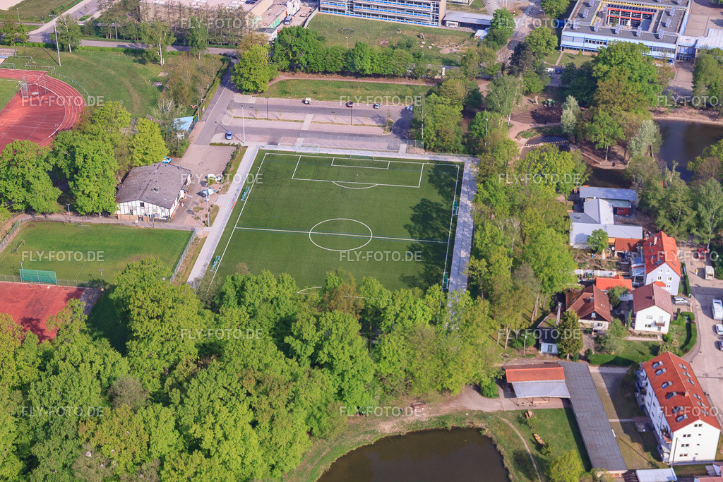 Kunstrasenplatz | Luftbild: Kunstrasenplatz in Kandel im Bundesland Rheinland-Pfalz in Deutschland. Foto: IMG_26383.jpg vom 27.04.2010 durch Werner Riehm/FLY-FOTO.de - Realisiert mit Pictrs.com