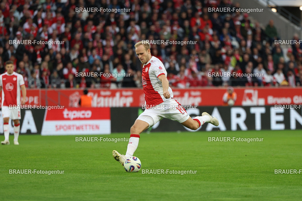 Rot-Weiss Essen - VFL Osnabrück | Essen, Deutschland, 17.09.2025 Lucas Brumme  (Rot-Weiss Essen) Einzelaktionwährend des 3.Liga Spiels zwischen  Rot-Weiss Essen und VFL Osnabrück am 17.09.2025 im Stadion an der Hafenstraße in Essen. (Foto von Timo Bluhmki-Schmidt/Brauer Fotoagentur