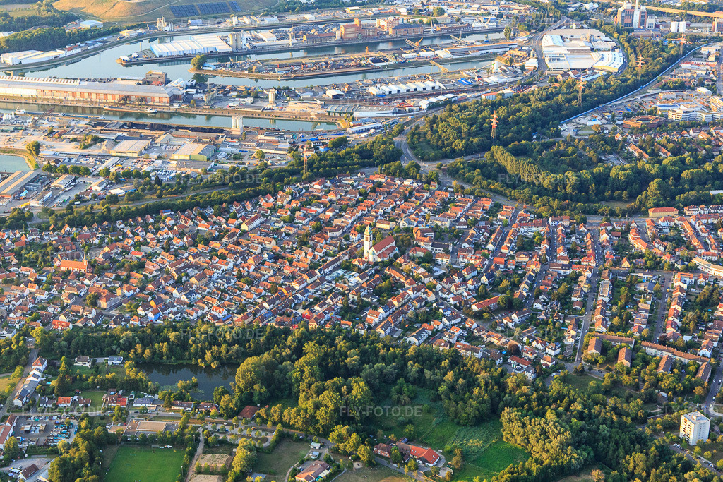 Luftbild: Ortsansicht von Süden im Ortsteil Daxlanden in Karlsruhe im Bundesland Baden-Württemberg in Deutschland. Foto: IMG_109204.jpg vom 25.07.2018 durch Werner Riehm/FLY-FOTO.de