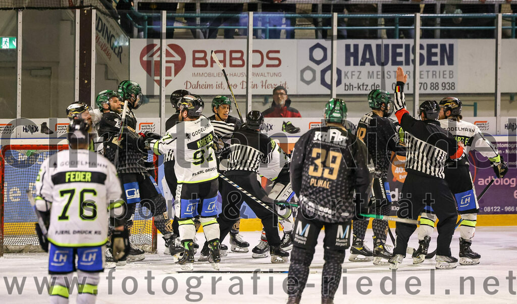 2024-03-01_061_TSV_Erding_gegen_ERSC_Amberg | Erding, Deutschland, 01.03.2024:
Eishockey, Bayernliga Playoffs 2023 / 2024, 5. Spieltag, TSV Erding gegen ERSC Amberg, Endergebnis: 9:0

Michael Trox (Erding Gladiators, #86), Daniel Krieger (ERSC Amberg, #97), Mark Waldhausen (Erding Gladiators, #27), Daniel Krzizok (Erding Gladiators, #18)

Foto: Christian Riedel / fotografie-riedel.net