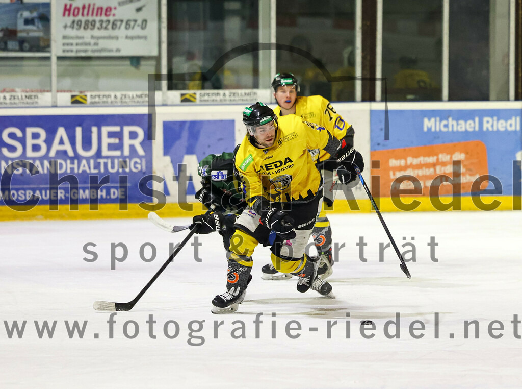 2023-02-10_078_TSV_Erding_gegen_ERSC_Amberg | Erding, Deutschland, 10.02.2023:
Eishockey, Bayernliga Meisterrunde Gruppe B 2022 / 2023, 3. Spieltag, TSV Erding gegen ERSC Amberg, Endergebnis: 6:3

Erik Modlmayr (Erding Gladiators, #21), Brett Mennear (ERSC Amberg, #22)

Foto: Christian Riedel / fotografie-riedel.net