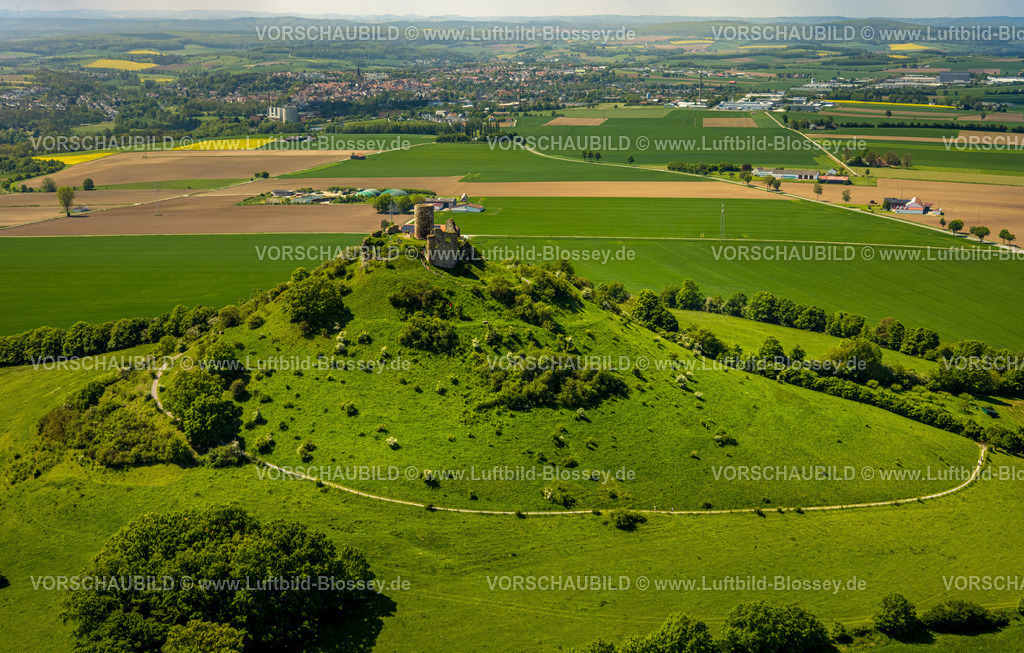 Warburg240504992BurgDesenberg | Luftbild, Burg Desenberg auf einem Vulkankegel, historische Sehenswürdigkeit, Ruine einer Höhenburg in der Warburger Börde, Blick zum Ort Daseburg, Daseburg, Warburg, Ostwestfalen, Nordrhein-Westfalen, Deutschland