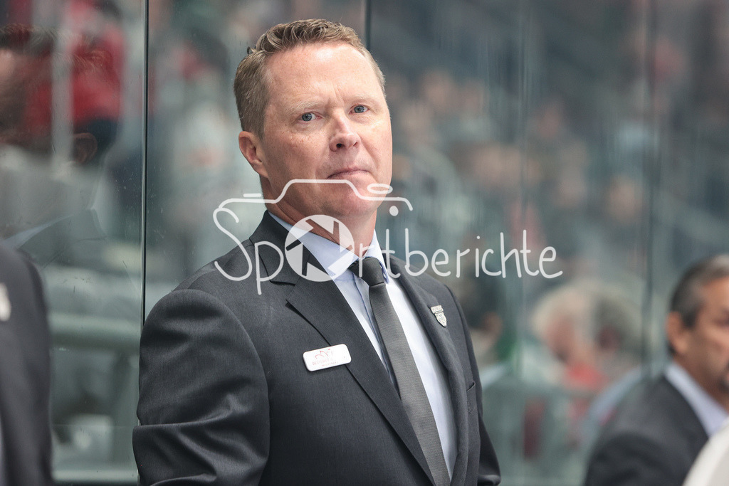 Augsburger Panther - Grizzlys Wolfsburg | Wolfsburg Trainer Michael STEWART in Aktion