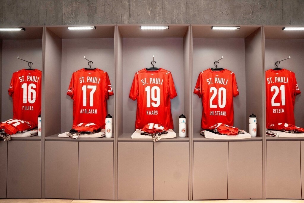 FCP03555 | Der offizielle Shop für FC St. Pauli Fotos. Wähle aus Spielszenen & Fanmomenten dein FCSP Wunschformat. Wir liefern Millerntor-Atmosphäre.
