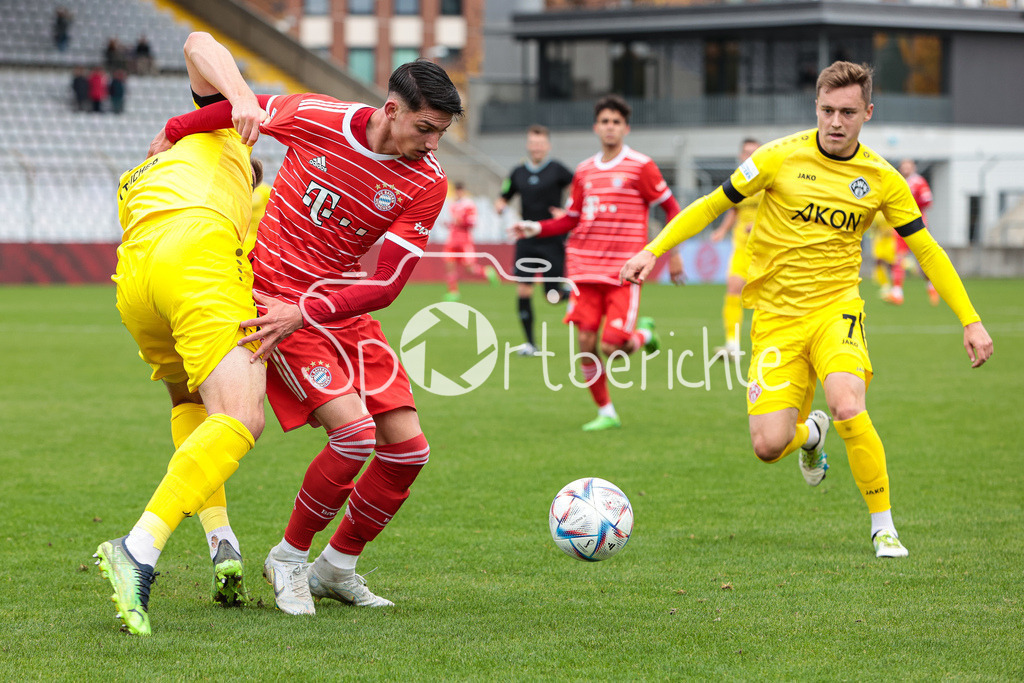 FC Bayern Amateure - FC Wuerzburger Kickers | Felix Goettlicher (FWK #15) im Duell mit Yusuf KABADAYI (FCB #7), Thomas HAAS (FWK #7)