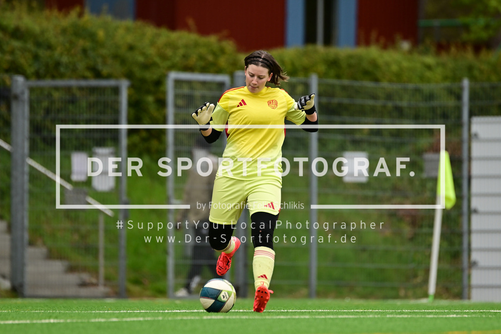 Fußball I Frauen I Saison 2025-2026 I Bezirksliga I 21. Spieltag I Harburger TB - Rahlstedter SC I 165645 | Der Sportfotograf. - Realisiert mit Pictrs.com