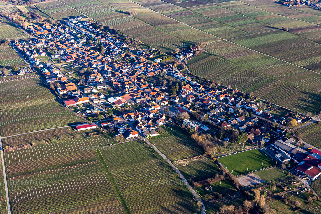 Luftbild:  in Roschbach im Bundesland Rheinland-Pfalz in Deutschland. – Foto: IMG_130656.jpg vom 23.02.2022 durch Werner Riehm/FLY-FOTO.de – Auflösung des Originals: 5207 x 3471 px – Über Roschbach - Rad- und Weinort mit Herz
