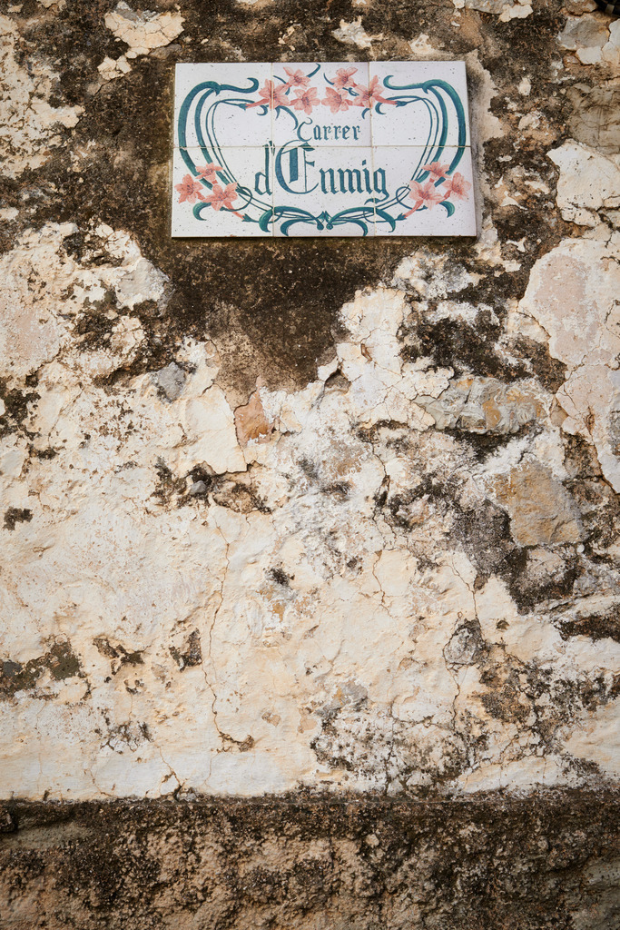 Strassenschild an Hauswand | Alaró, Spanien - December 29, 2013: Strassenschild an Hauswand. - Realisiert mit Pictrs.com