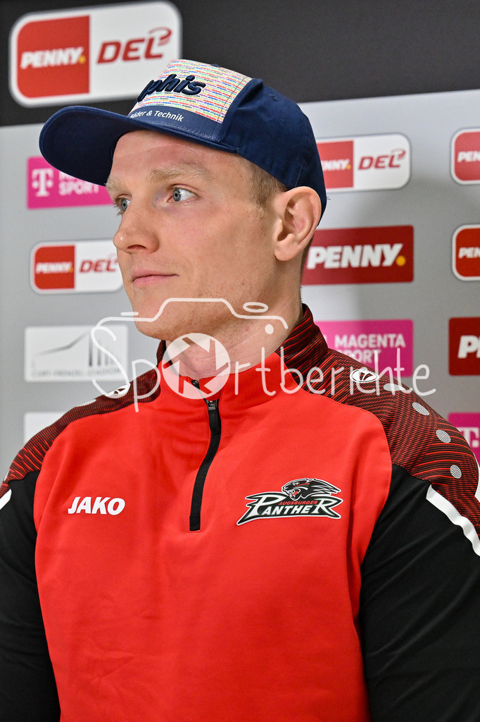 Augsburger Panther - Adler Mannheim | im Bild Alexander OBLINGER (Augsburger Panther #50) beim Interview von MagentaSport / DEL: Augsburger Panther - Adler Mannheim, Curt Frenzel Stadion am 26.12.2024