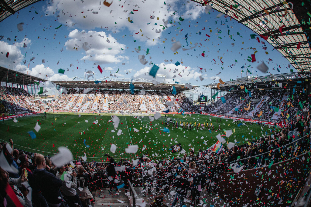 IMG_7553 | Der offizielle Shop für FC St. Pauli Fotos. Wähle aus Spielszenen & Fanmomenten dein FCSP Wunschformat. Wir liefern Millerntor-Atmosphäre.