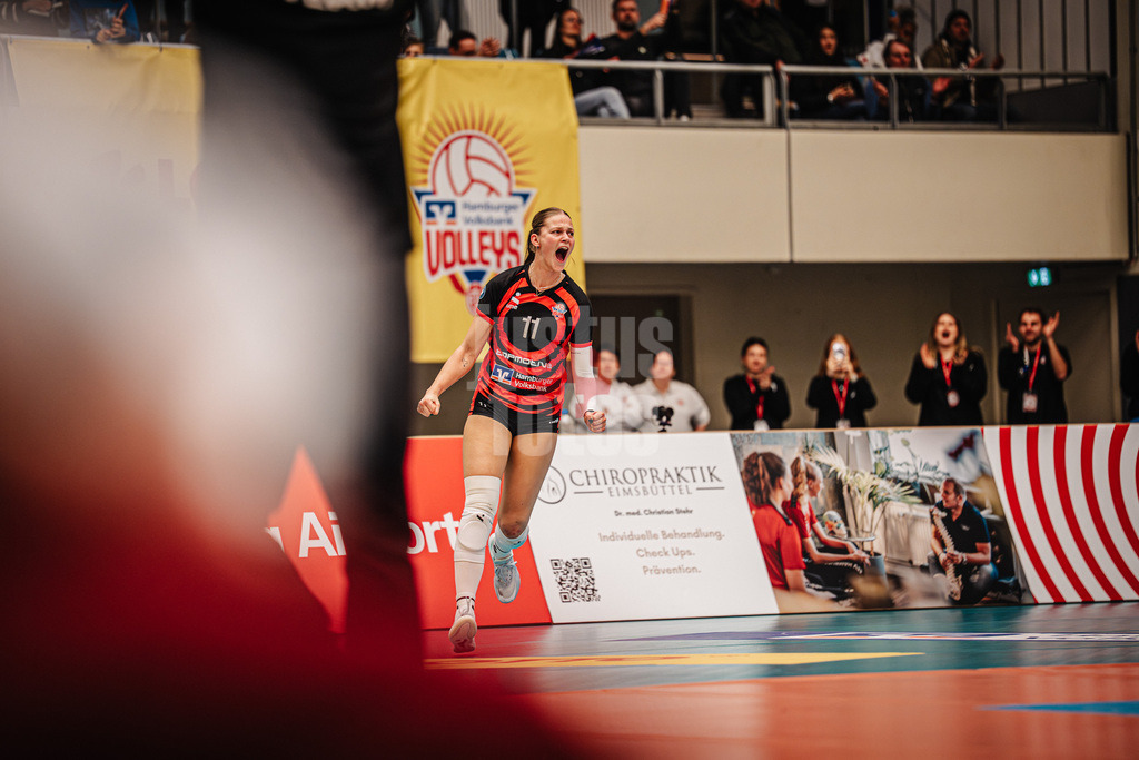 Volleyball | Frauen | Saison 2025/2026 | Volleyball Bundesliga | ETV Hamburger Volksbank Volleys vs. SSC Palmberg Schwerin | 17.01.2026 | Svea Frobel (#11, ETV Hamburger Volksbank Volleys) jubelt