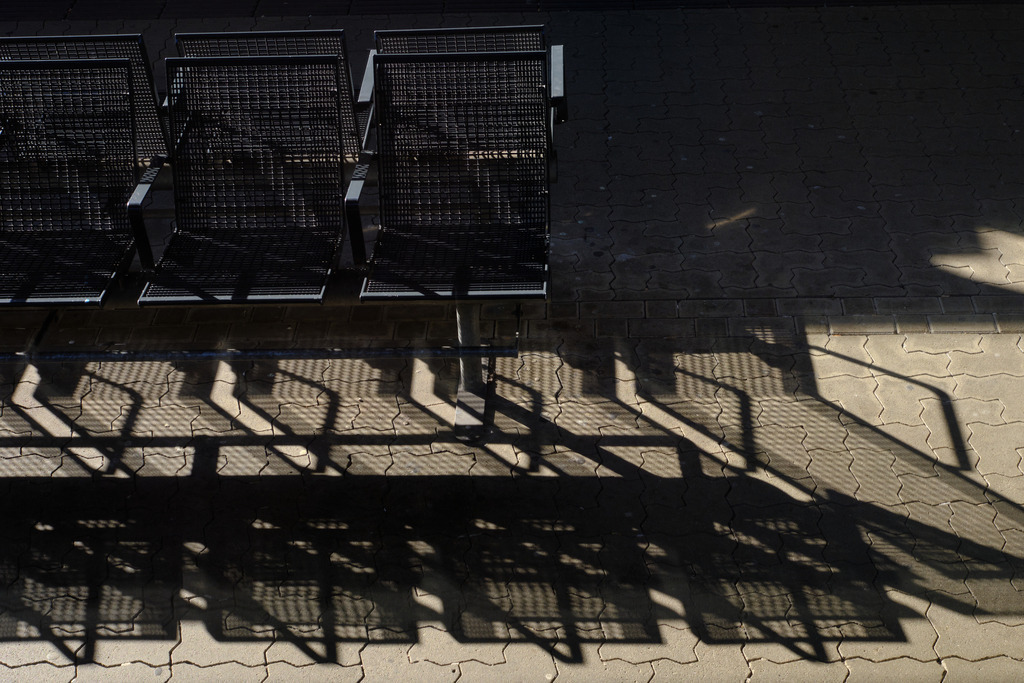 Bahnsteig mit Sitzflächen im Abendlicht | Austria - April 03, 2025: Bahnsteig mit Sitzflächen im Abendlicht. - Realisiert mit Pictrs.com
