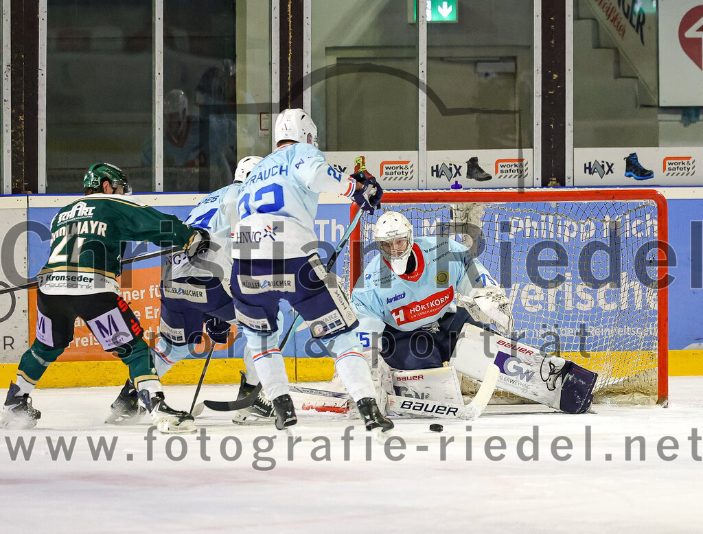 2025-12-23_076_TSV_Erding_gegen_Heilbronner_Falken | Erding, Deutschland, 23.12.2025:Eishockey, Oberliga Süd 2025 / 2026, 29. Spieltag, TSV Erding gegen Heilbronner Falken, Endergebnis: 5:4Erik Modlmayr (Erding Gladiators, #21), Thore Weyrauch (Heilbronner Falken, #22), Torwart Franz Jokinen (Heilbronner Falken, #75)Foto: Christian Riedel / fotografie-riedel.net