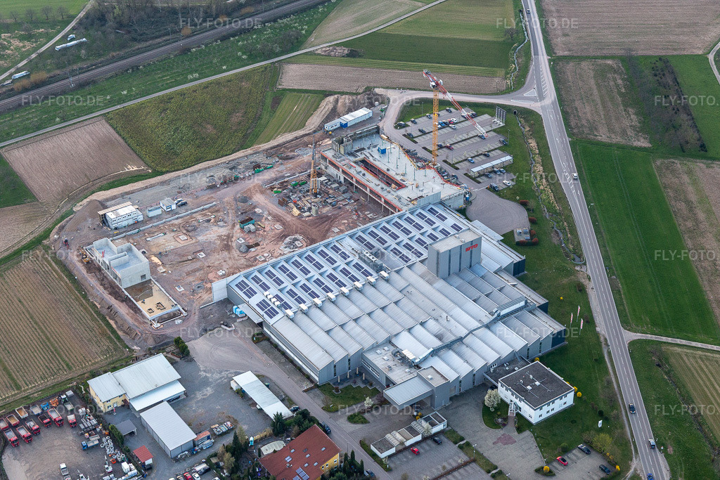 Luftbild: Neubau- Baustelle zur Erweiterung der Werksgelände der WTO GmbH in Ohlsbach im Bundesland Baden-Württemberg in Deutschland.Foto: IMG_120382.jpg vom 17.03.2020 durch Werner Riehm/FLY-FOTO.deAuflösung des Originals: 5472 x 3648 px