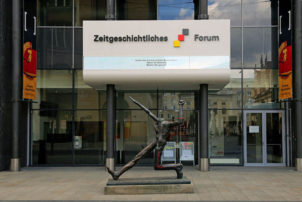 Foto: Leipzig - Der Jahrhundertschritt | Das Team hinter BILDLEXIKON LEIPZIG bündelt historische wie aktuelle Informationen über die Stadt Leipzig in Text und Bild auf einer Plattform und stellt diese der interessierten Öffentlichkeit zur Verfügung.
