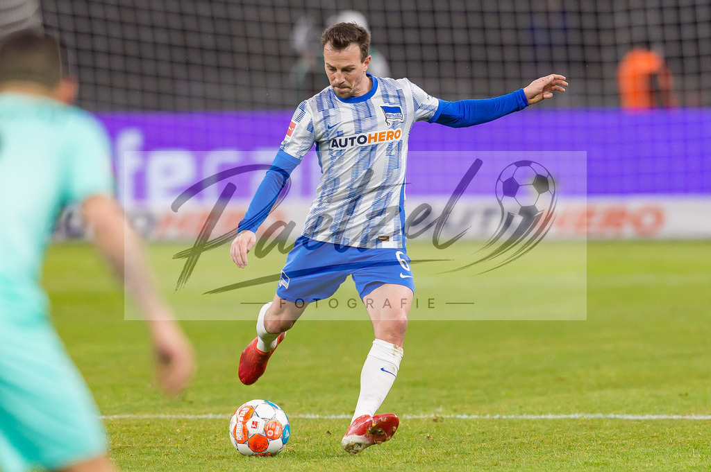 HERBOC20220204_249 | Fussball, Herren: Vladimir Darida (Hertha BSC) in Aktion, am Ball, Einzelaktion bei dem Spiel der 1. Bundesliga zwischen Hertha BSC und VfL Bochum im Olypiastadion am 04.02.2022 in Berlin, Deutschland.DFB / DFL REGULATIONS PROHIBIT ANY USE OF PHOTOGRAPHS AS IMAGE SEQUENCES AND/OR QUASI-VIDEO. - Realisiert mit Pictrs.com