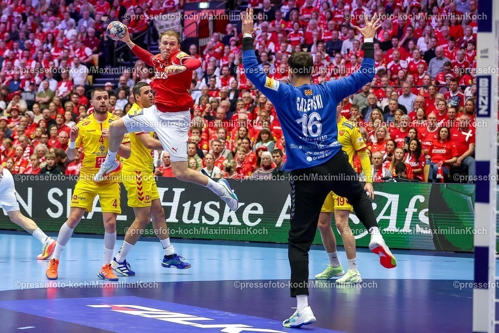 EHF16012602074 | 16.01.2026, Handball, Men's EHF EURO 2026, Dänemark - Nordmazedonien, Jyske Bank Boxen in Herning, Dänemark, Preliminary Round:  Simon Bogetoft Pytlick (Denmark #43) wirft auf das Tor von  Ivan Galevski (North Macedonia #16) 