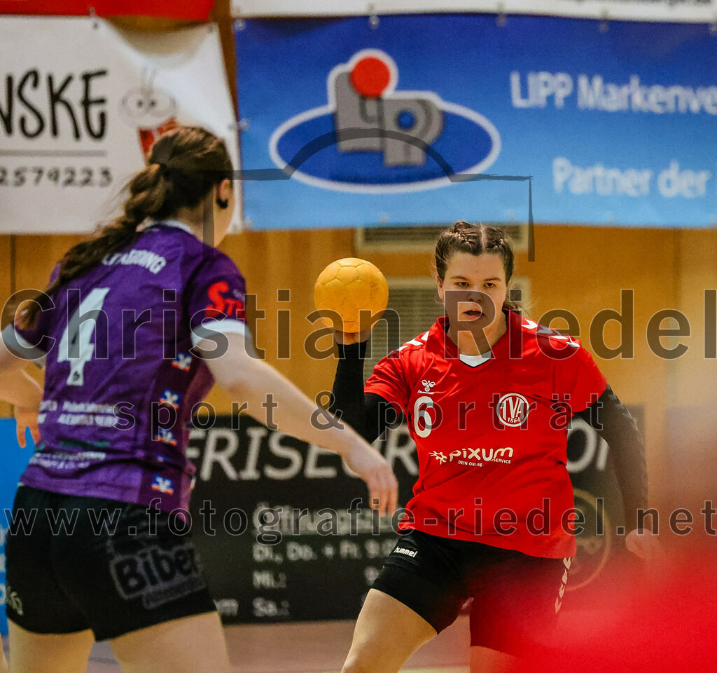 2024-01-27_008_SpVgg_Altenerding_II_gegen_TV_Altoetting_II | Erding, Deutschland, 27.01.2024:
Handball, Bezirksliga Frauen Altbayern 2023 / 2024, 10. Spieltag, SpVgg Altenerding II gegen TV Altötting II, Endergebnis: 17:29

Elena Sommer (SpVgg Altenerding, #4), Mira Huber (TV Altötting, #6)

Foto: Christian Riedel / fotografie-riedel.net