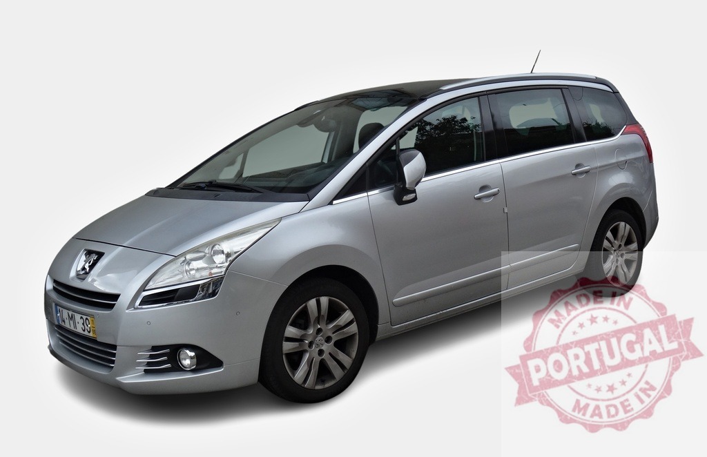 Silver Peugeot 5008 minivan parking on white background | Shiny silver Peugeot 5008 minivan isolated on white background, family car concept - Realisiert mit Pictrs.com