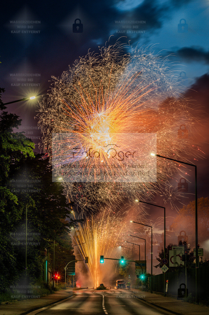 Feuerwerk über der Stadt – Farbenexplosion am Nachthimmel | Ein eindrucksvolles Feuerwerk erhellt die Nacht – Funken in Gold, Blau und Orange breiten sich wie glühende Sterne über der Straße aus.Dieses Bild fängt die Magie eines Moments ein, in dem Licht, Farbe und Emotion aufeinandertreffen.Eine faszinierende Komposition aus urbaner Szenerie und festlicher Energie – perfekt für alle, die Dynamik und Atmosphäre lieben. - Realisiert mit Pictrs.com