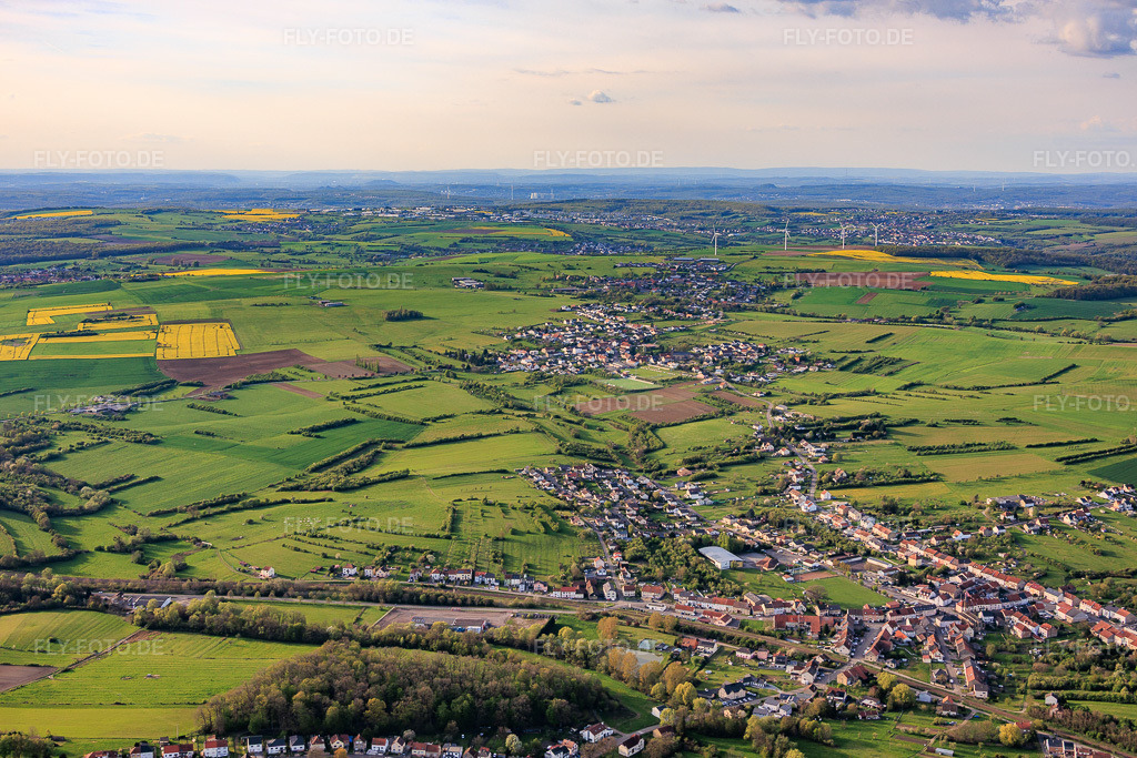 Luftbild: Ortsansicht von Süden in Hundling im Bundesland Moselle in Frankreich.Foto: IMG_154642.jpg vom 17.04.2026 durch Werner Riehm/FLY-FOTO.deAuflösung des Originals: 5754 x 3836 px