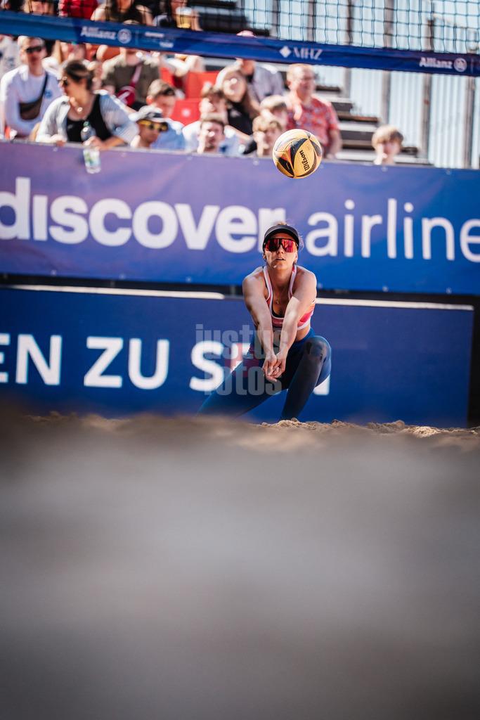 Beachvolleyball | Frauen | Allianz German Beach Tour 2025 | Tourstop Düsseldorf | 11.05.2025 | Lisa Kotzan nimmt den Ball an