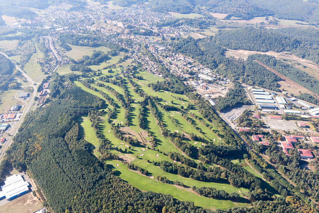 Vue aérienne: Golf de Bitche à Bitsch dans le département Moselle, France. Photo: IMG_095142.jpg prise le 16/10/2016 par Werner Riehm/FLY-FOTO.eu – Résolution de l'original: 5472 x 3648 px