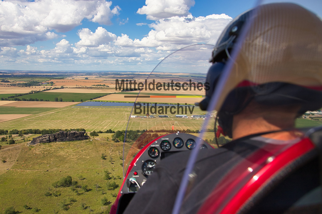 Pilot_4140 | Die Luftaufnahmen zeigen den Flugplatz Ballenstedt mit Start- und Landebahn, Hangars und dem umliegenden Harzvorland. Weitere Bilder entstanden direkt während des Fluges mit dem Tragschrauber. Mit dem Piloten im Vordergrund vermitteln sie einen authentischen Eindruck davon, aus welcher Perspektive meine Luftbilder entstehen und wie unmittelbar das Fotografieren aus dem offenen Tragschrauber ist.
 - Realisiert mit Pictrs.com