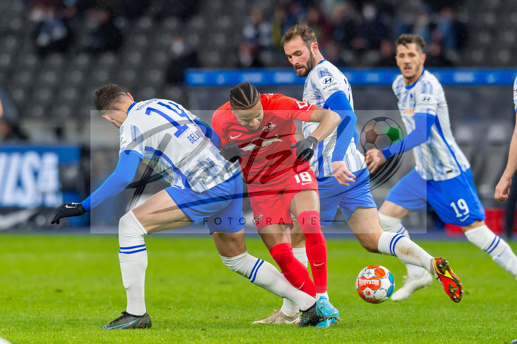 BSCRBL20220220_206 | Fussball, Herren: Ishak Belfodil (Hertha BSC), Christopher Nkunku (RB Leipzig) und Lucas Tousart (Hertha BSC) im Zweikampf bei dem Spiel der 1. Bundesliga zwischen Hertha BSC und RB Leipzig im Olypiastadion am 20.02.2022 in Berlin, Deutschland.DFB / DFL REGULATIONS PROHIBIT ANY USE OF PHOTOGRAPHS AS IMAGE SEQUENCES AND/OR QUASI-VIDEO. - Realisiert mit Pictrs.com