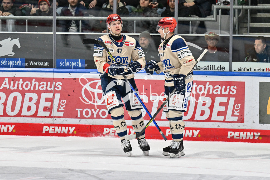 Augsburger Panther - Schwenninger Wild Wings | Jubel der Gaeste nach dem Empty Net zum 2-4 nach Alexander KARACHUN (Schwenninger Wild Wings 47) / Freude / happy / Tor / Torschuetze / DEL: Augsburger Panther - Schwenninger Wild Wings, Curt Frenzel Stadion am 24.01.2025