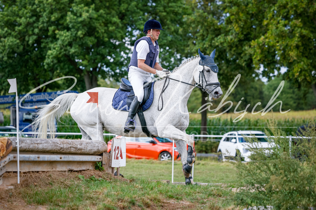 20250905-_3LI1011 | Tierfotografie Pferde, Hunde, Katzen, Haustiere.
Turnierfotografie Reitturniere, Reiten, Springreiten, Dressur in Hanau, dem Main-Kinzig-Kreis und dem Rhein-Main- Gebiet um Frankfurt
