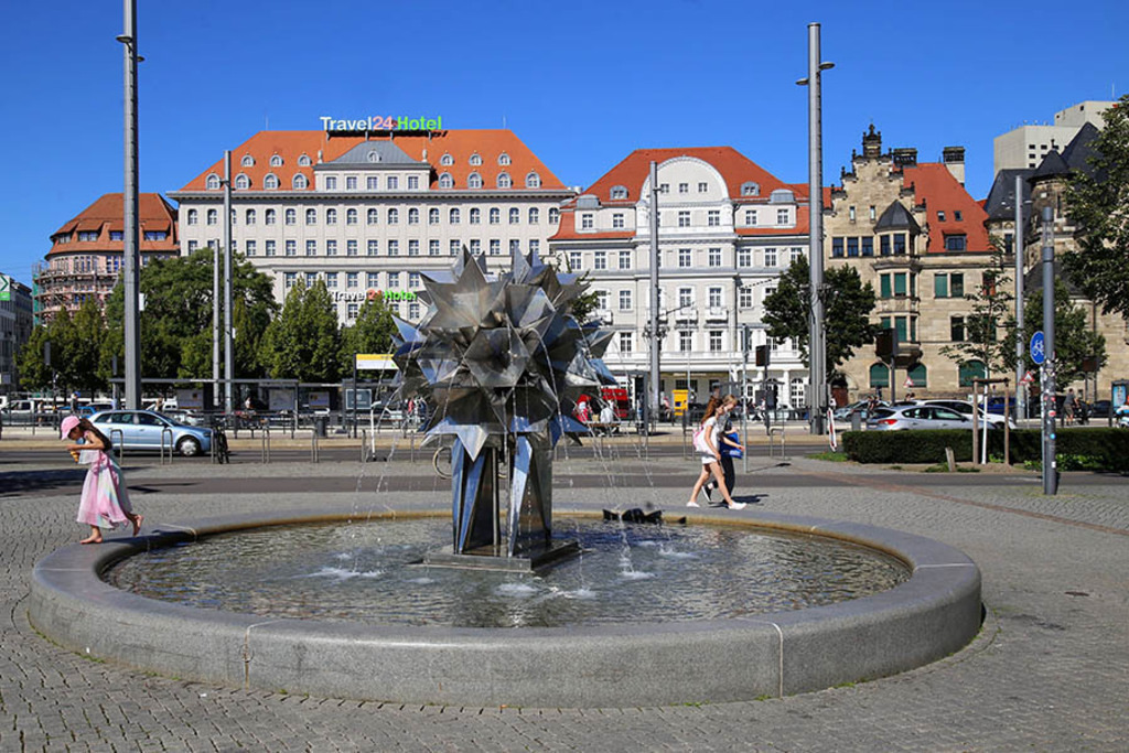 Foto: Leipzig - Pusteblumen-Brunnen | Das Team hinter BILDLEXIKON LEIPZIG bündelt historische wie aktuelle Informationen über die Stadt Leipzig in Text und Bild auf einer Plattform und stellt diese der interessierten Öffentlichkeit zur Verfügung.