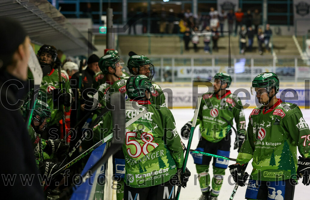 2023-12-17_118_TSV_Erding_gegen_ESC_Kempten | Erding, Deutschland, 17.12.2023:
Eishockey, Bayernliga Vorrunde 2023 / 2024, 18. Spieltag, TSV Erding gegen ESC Kempten, Endergebnis: 5:1

Paul Pfenninger (Erding Gladiators, #58), Leon Abstreiter (Erding Gladiators, #72)

Foto: Christian Riedel / fotografie-riedel.net