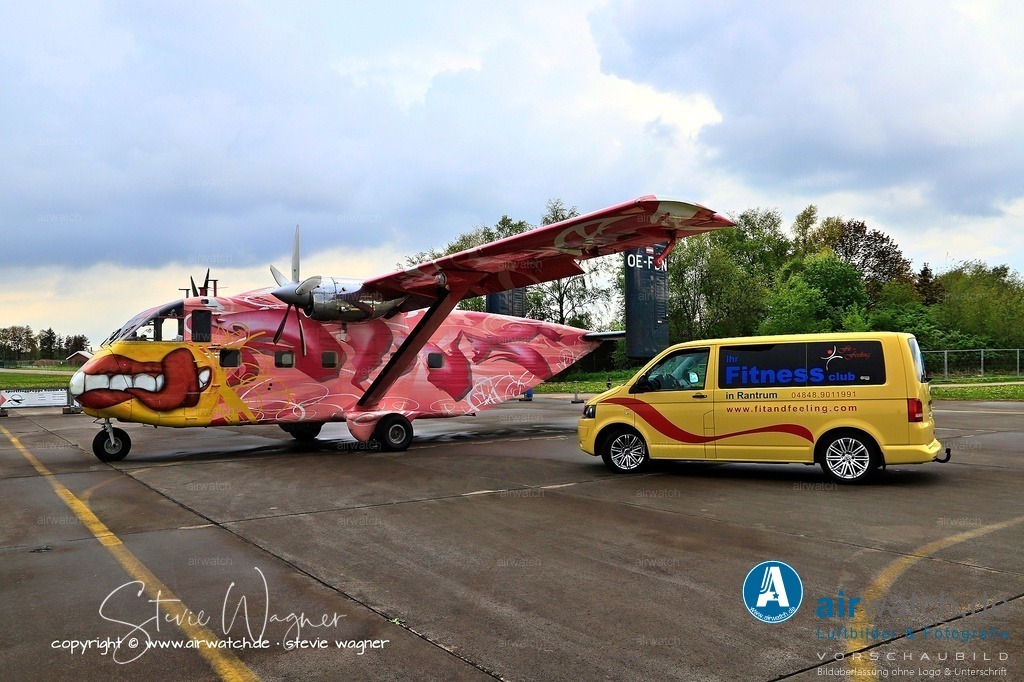 Flying Shoebox - Short S.C.7 Skyvan auf dem Flugplatz Husum-Schwesing | Pink Aviation Services ist ein österreichisches Luftverkehrsunternehmen mit Sitz in Wien, das seit 1986 spezialisierte Dienstleistungen für Fallschirmspringer, Luftaufnahmen und Flugzeugcharter anbietet.